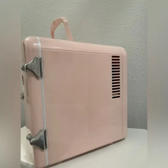 PINK FRIGIDAIRE RETRO MINI FRIDGE + PLUG - Picture 2 of 11